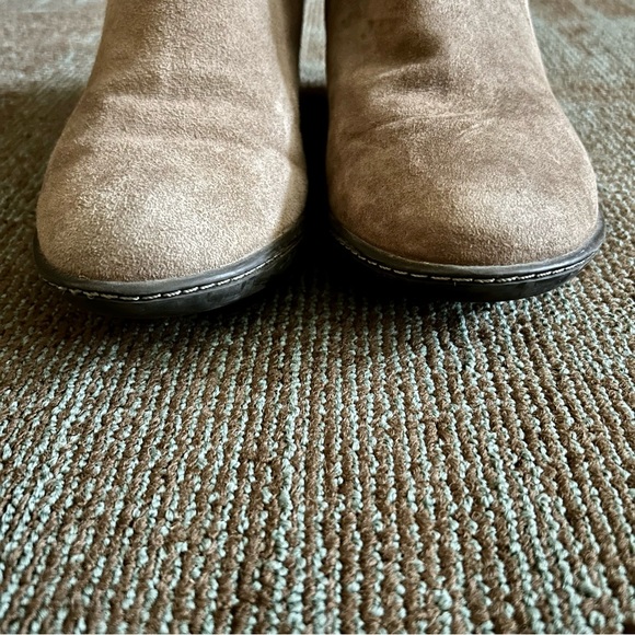 Dansko Beige Suede Side Cut Outs Bonita Back Zipper Ankle Booties, size 39 8.5 9 - Picture 3 of 12